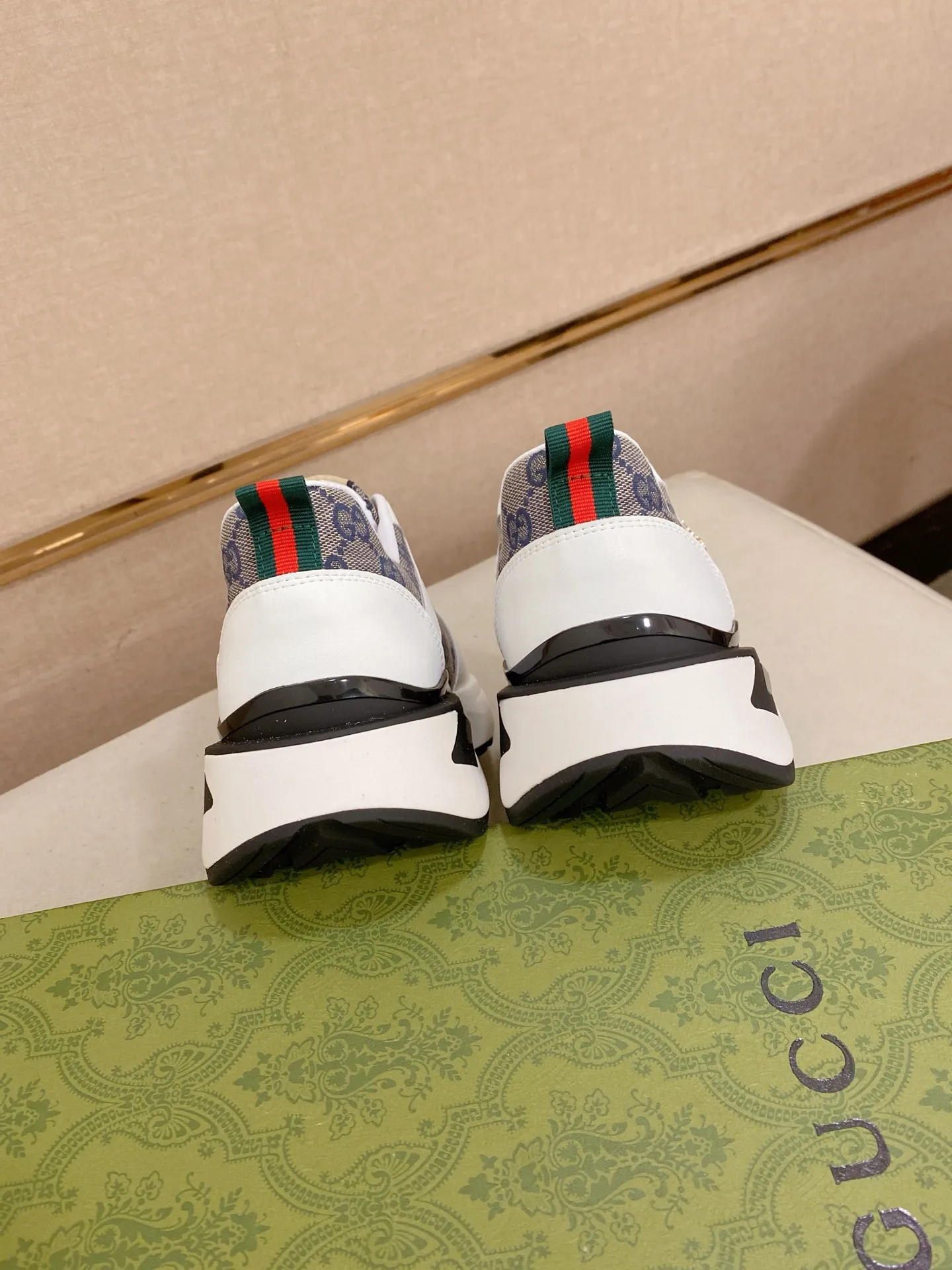Factory price 462💰New GUCCI (Gucci) counters are launched simultaneously, new men's shoes, 😘fabrics are selected imported cowhide, lining: sheepskin lining. 👍🏿 High-end ☄️ air-cushion molded anti-slip rubber outsole, exquisite lines, simple and elegant, comfortable and high-end for leisure travel. Code number: 38 to 44 (45 can be customized and cannot be returned or exchanged)